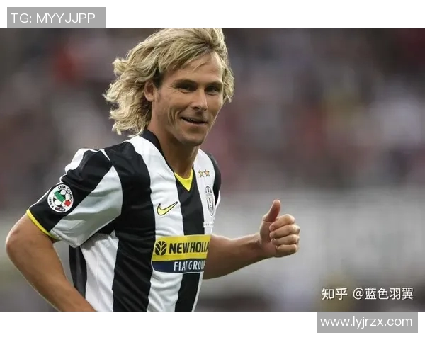 红发足球明星的传奇故事与赛场风采揭秘